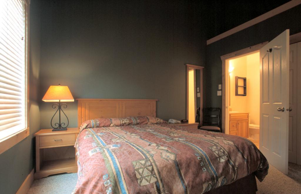 Cornerstone Lodge By Park Vacation Management Fernie Luaran gambar
